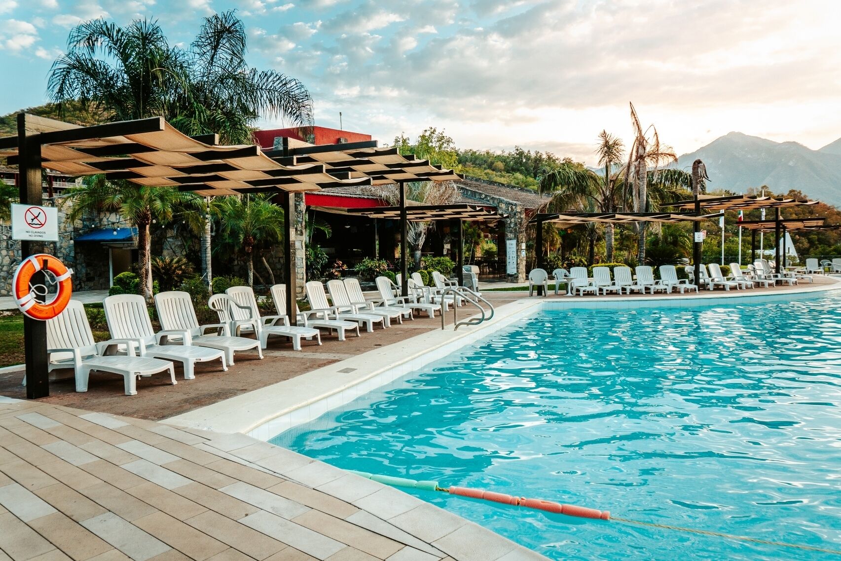 Una piscina techada, 3 piscinas al aire libre, sombrillas