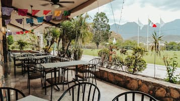 Se sirven desayunos y cocina internacional (con vistas a la piscina)