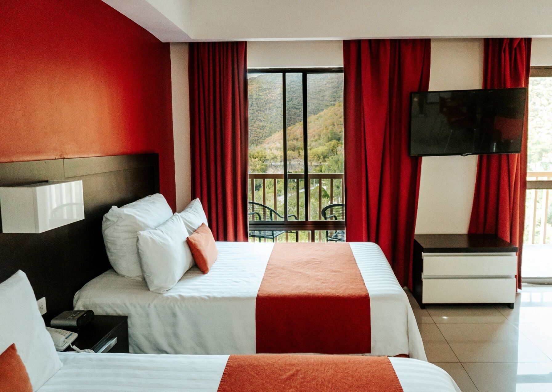 Suite, cocineta | Caja de seguridad en la habitación y cortinas blackout 