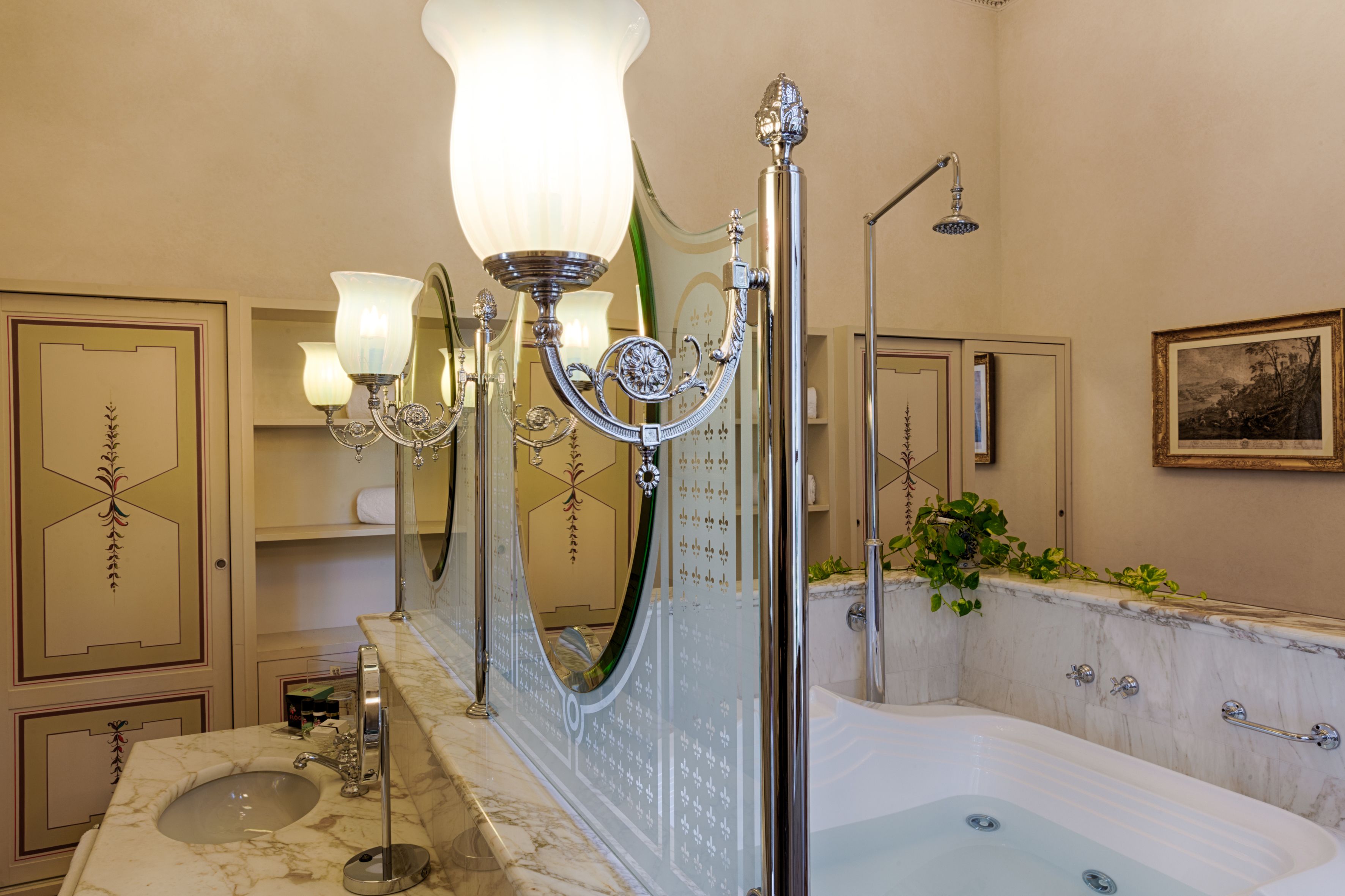 junior suite (villa) | bathroom | combined shower/bathtub, jetted bath, free toiletries, hair dryer