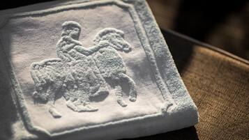 Un gros plan d’une surface texturée ornée d’un bas-relief représentant une personne à cheval.