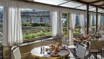 Petit déjeuner composé de spécialités régionales (16 EUR par personne)
