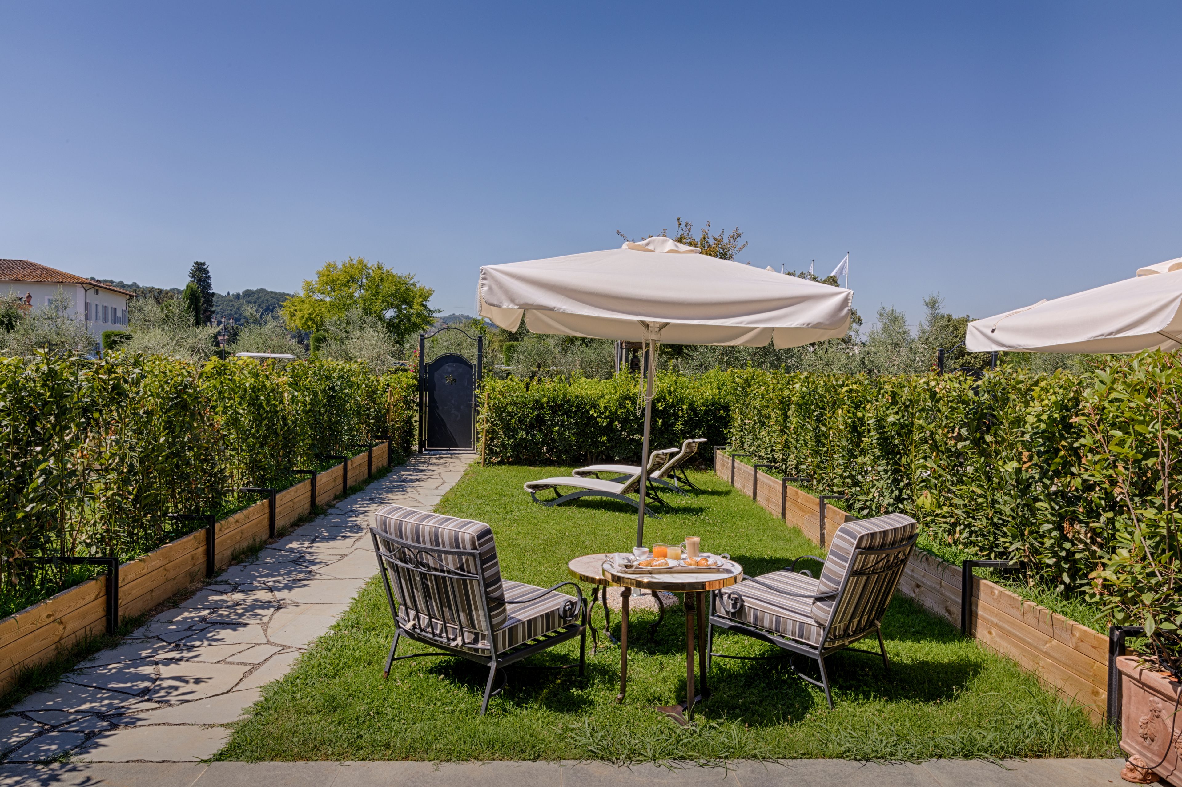 junior suite (garden) | minibar, in-room safe, desk, blackout curtains