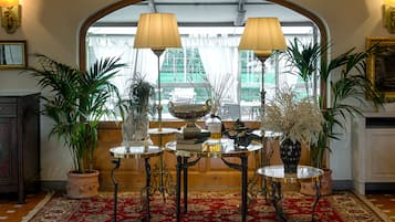 Coin salon dans le hall
