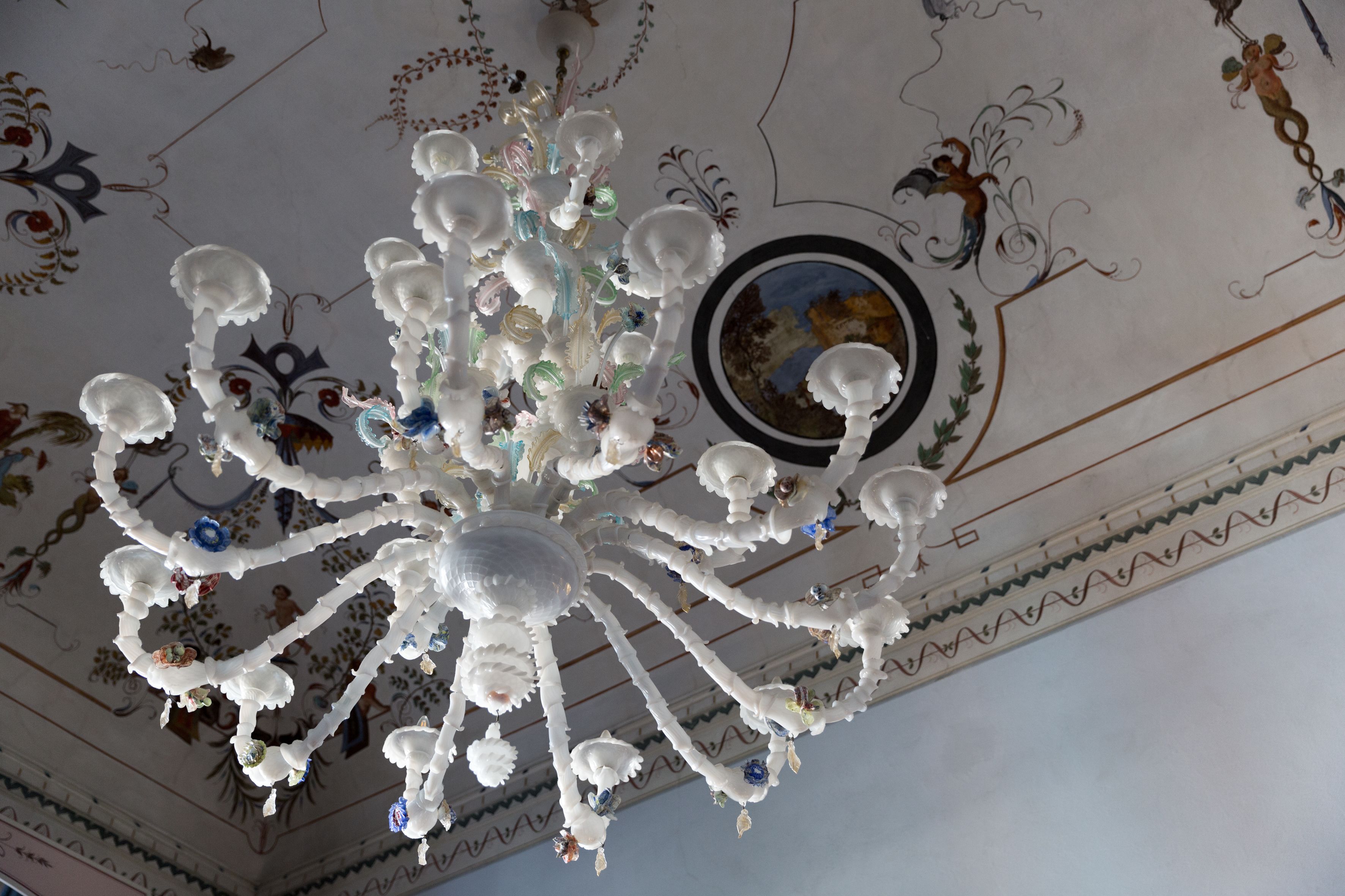 Un candelabro con múltiples brazos y detalles decorativos.