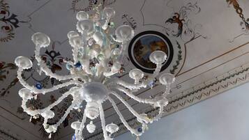 Un candelabro con múltiples brazos y detalles decorativos.