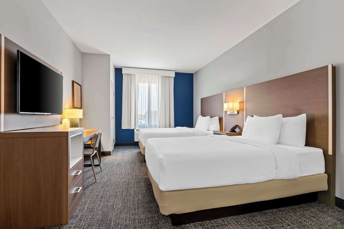 Sengetøy av topp kvalitet, senger med overmadrass og skrivebord