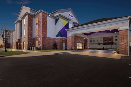 Exterior. Spark by Hilton Catoosa