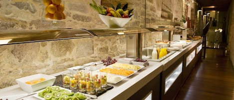 Petit déjeuner buffet (22.00 EUR par personne)