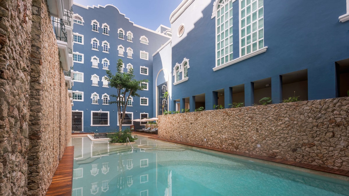 Villa Mercedes Curio Collection By Hilton sun loungers pool