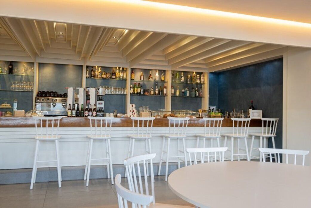 4 bars/lounges, sports bar