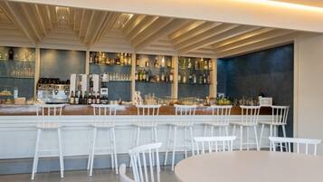 4 bars/lounges, sports bar