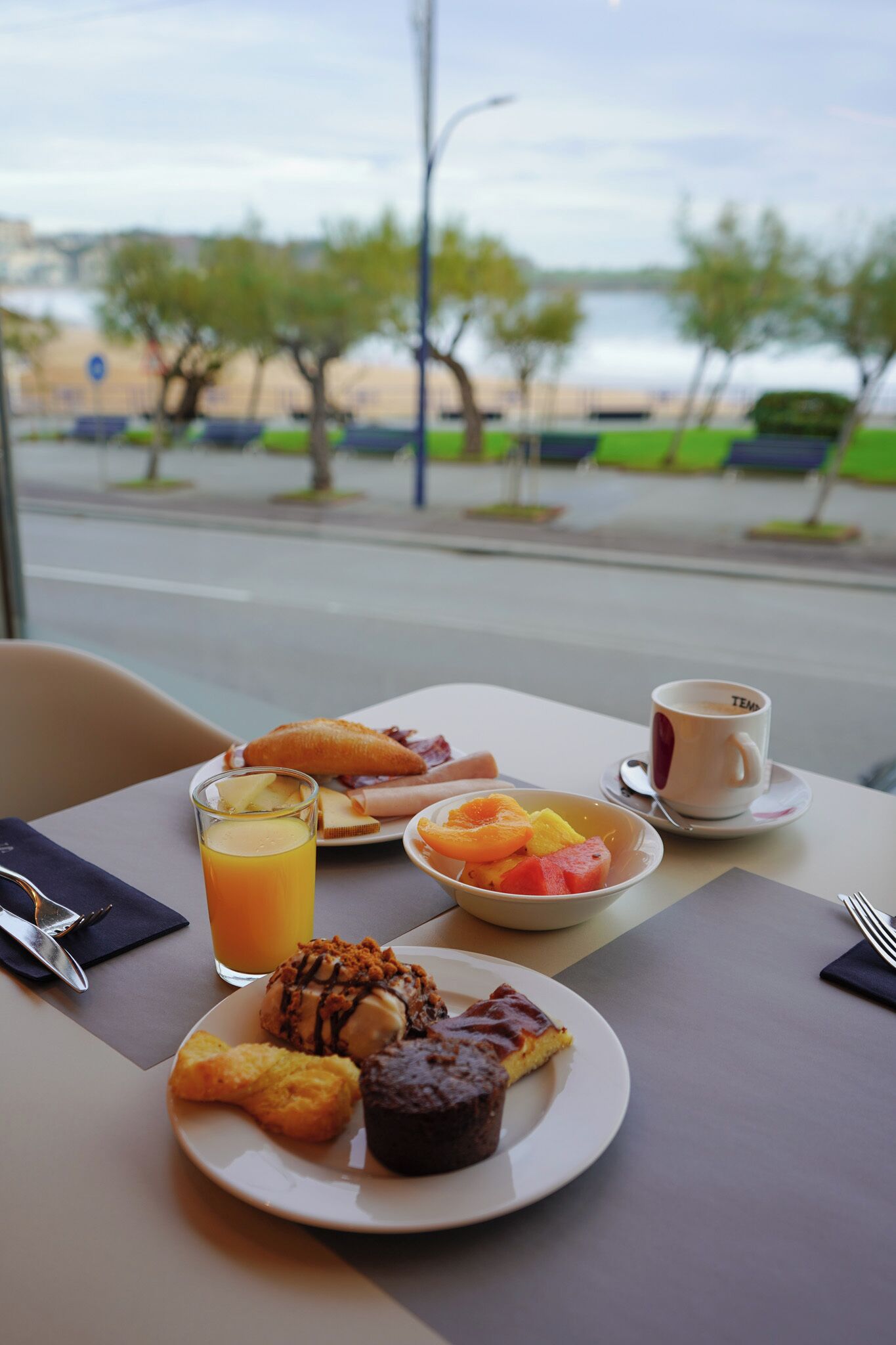 daily cooked-to-order breakfast (eur 18 per person)