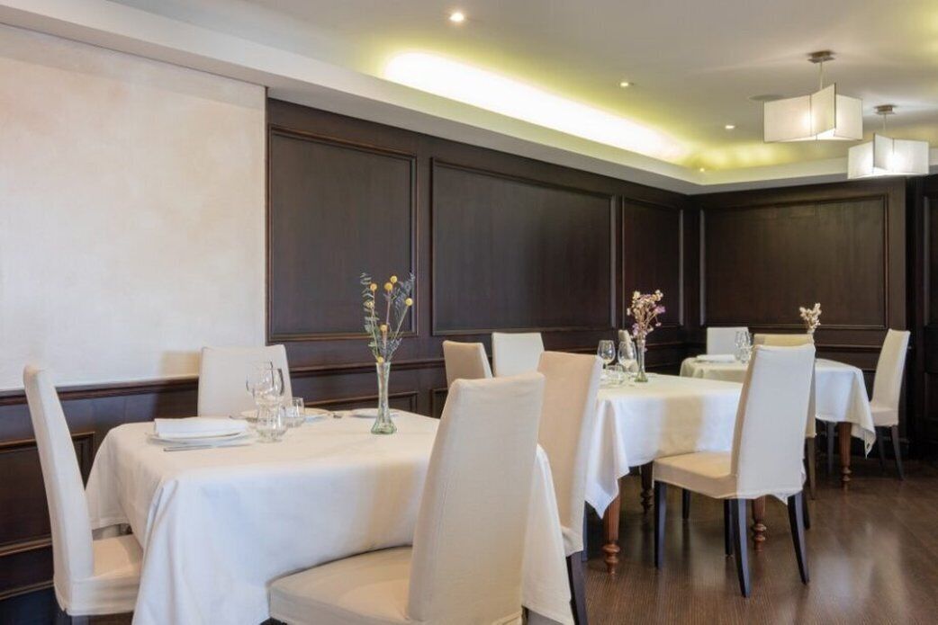 12 restaurants, breakfast, lunch, dinner served; international cuisine