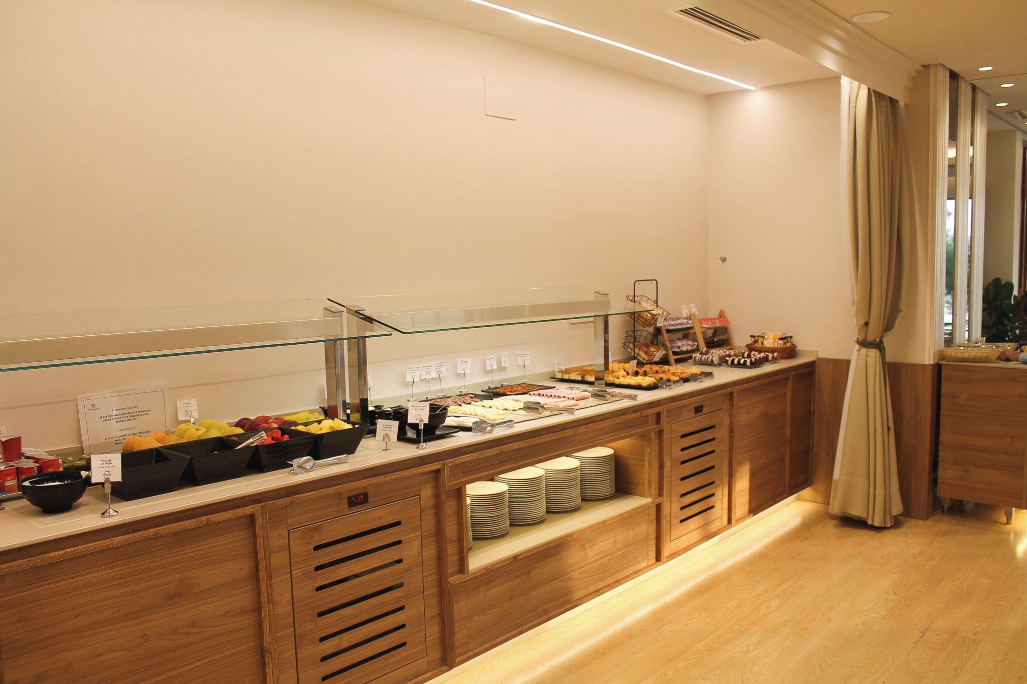 daily cooked-to-order breakfast (eur 18 per person)