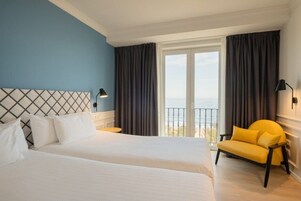 羽绒被、迷你吧、客房内保险箱、办公桌