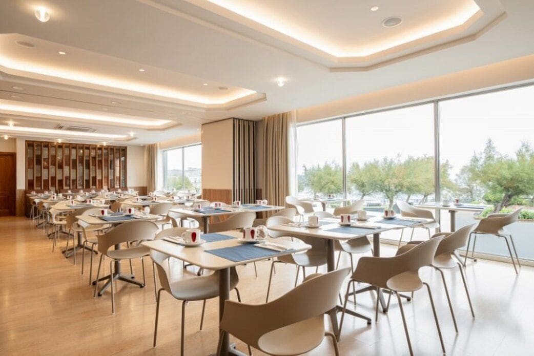 12 restaurantes; se sirven desayunos, almuerzos y cenas