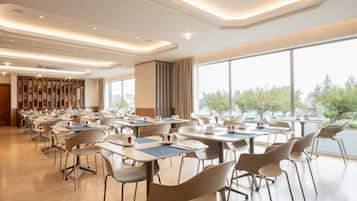 12 restaurantes; se sirven desayunos, almuerzos y cenas