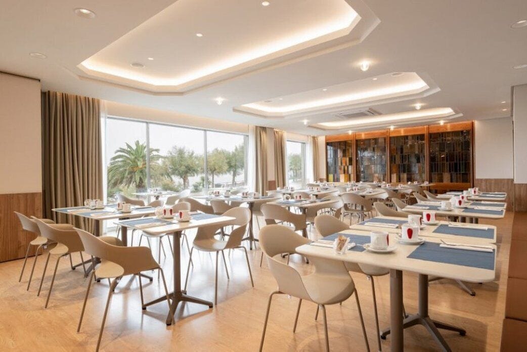 12 restaurants; ze serveren er ontbijt, lunch en diner 