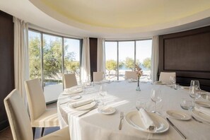 12 restauranter, frokost og lunsj serveres, internasjonale retter