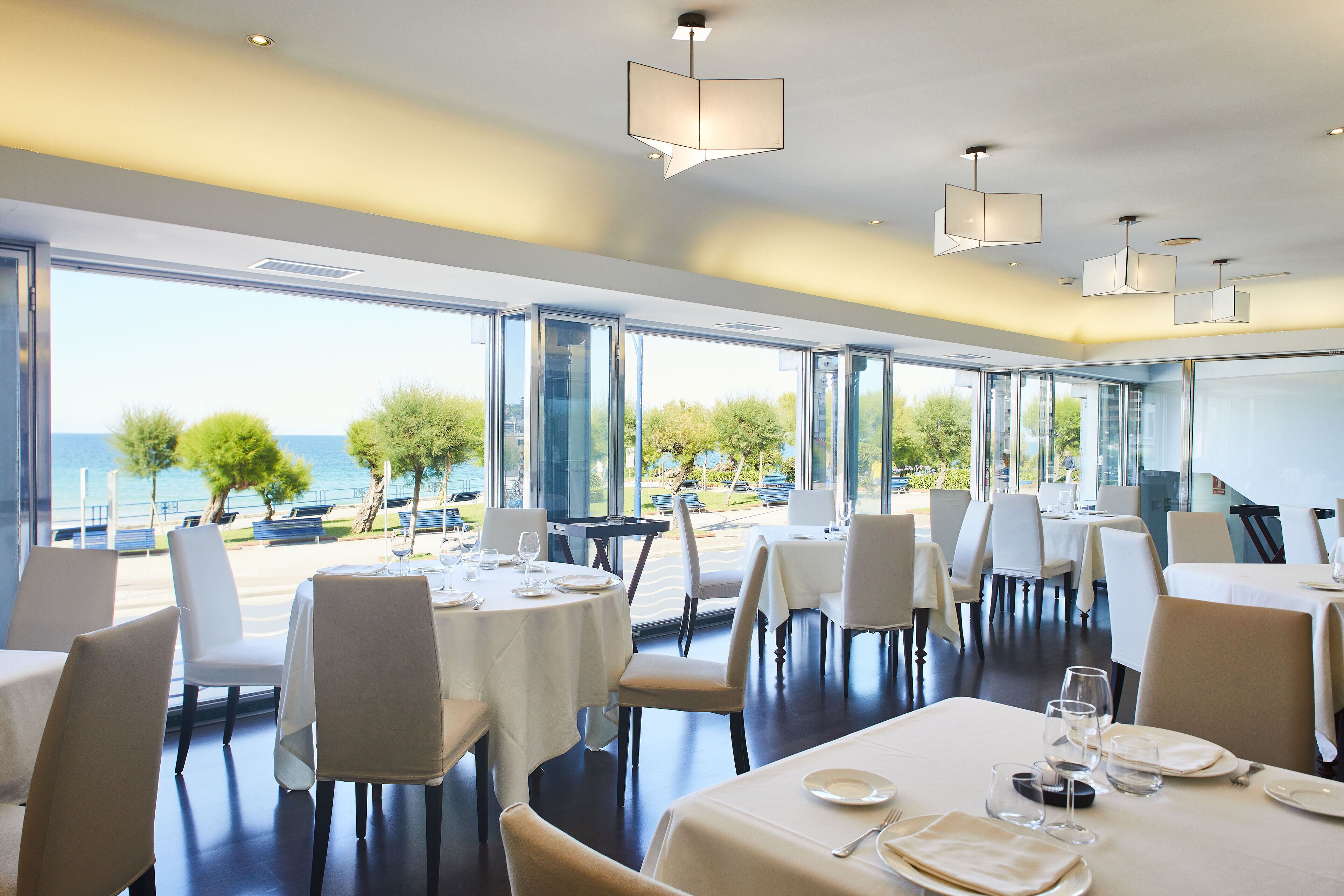 lunch served, international cuisine, beach views