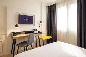 Edredón, minibar, caja de seguridad en la habitación y escritorio 