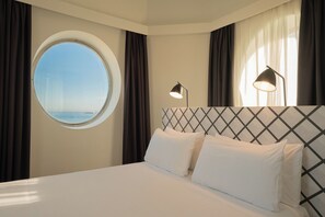 Junior Suite, Sea View | Down comforters, minibar, in-room safe, desk - Dorma Sardinero (Santander)