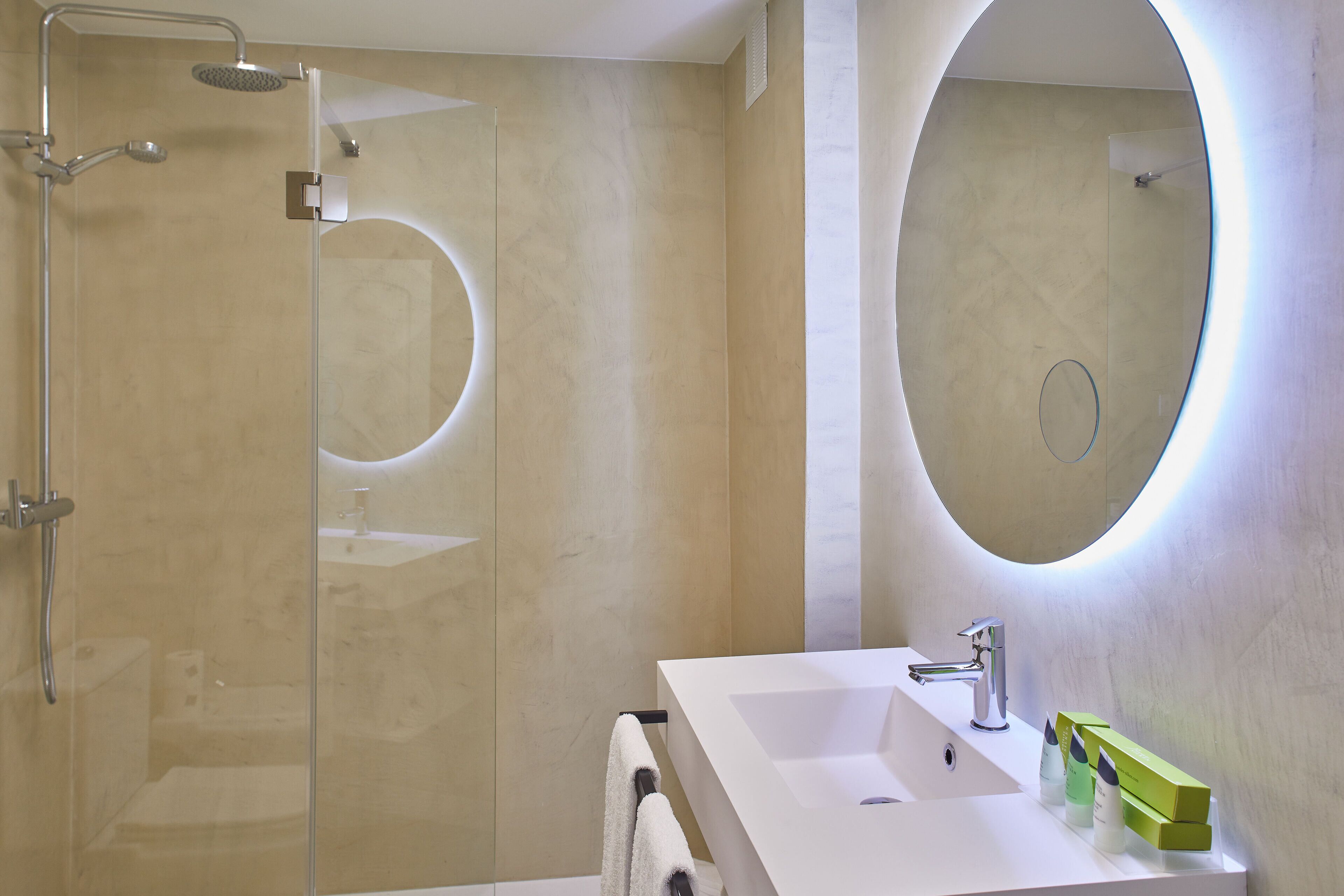 combined shower/bathtub, deep-soaking bathtub, free toiletries