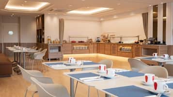 12 restaurantes; se sirven desayunos, almuerzos y cenas