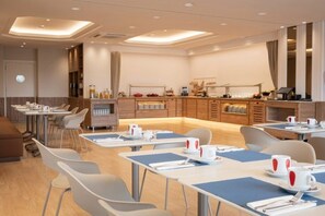 12 restaurants; breakfast, lunch, and dinner served