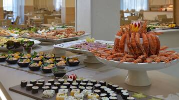 Serveert ontbijt en diner, Italiaanse gerechten