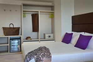 Een minibar, een kluis op de kamer, een bureau, geluiddichte muren