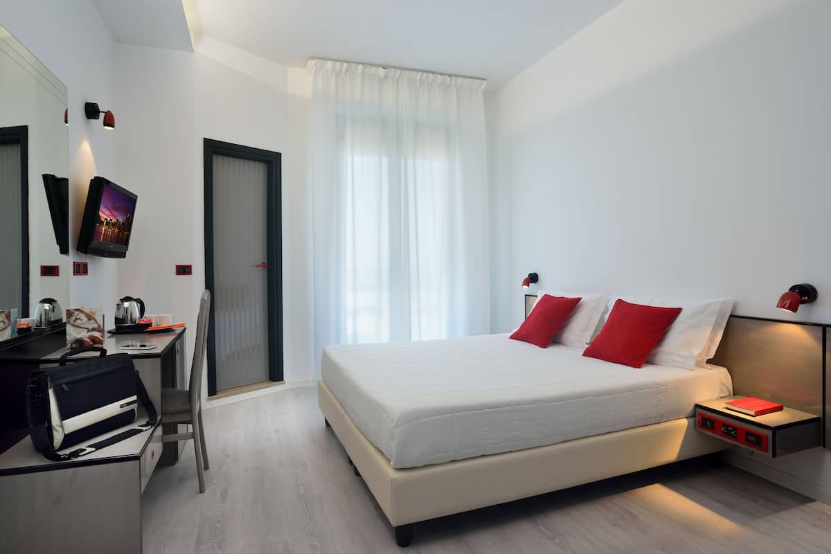 Een minibar, een kluis op de kamer, een bureau, geluiddichte muren