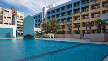 2 من حمّامات السباحة الخارجية، مقاعد للتشمس