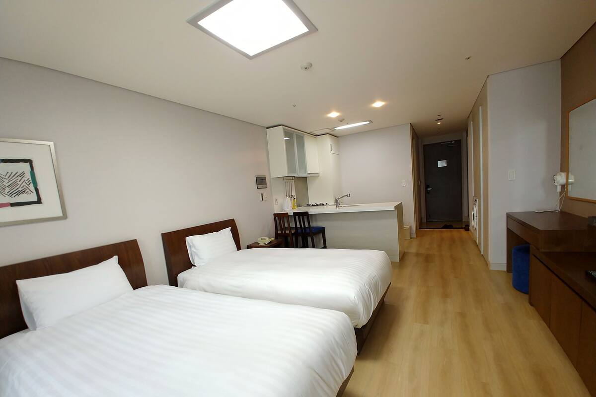 Habitación superior con 2 camas individuales (1-2 People) | Ropa de cama de alta calidad y cortinas blackout 