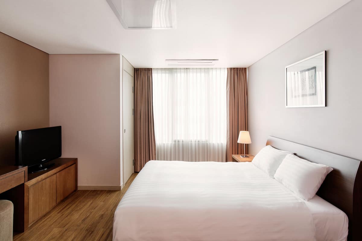 Habitación doble estándar | Ropa de cama de alta calidad y cortinas blackout 