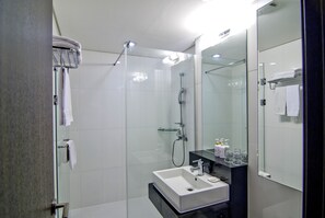 Junior Suite, 1 Bedroom (Twin Room) | Bathroom
