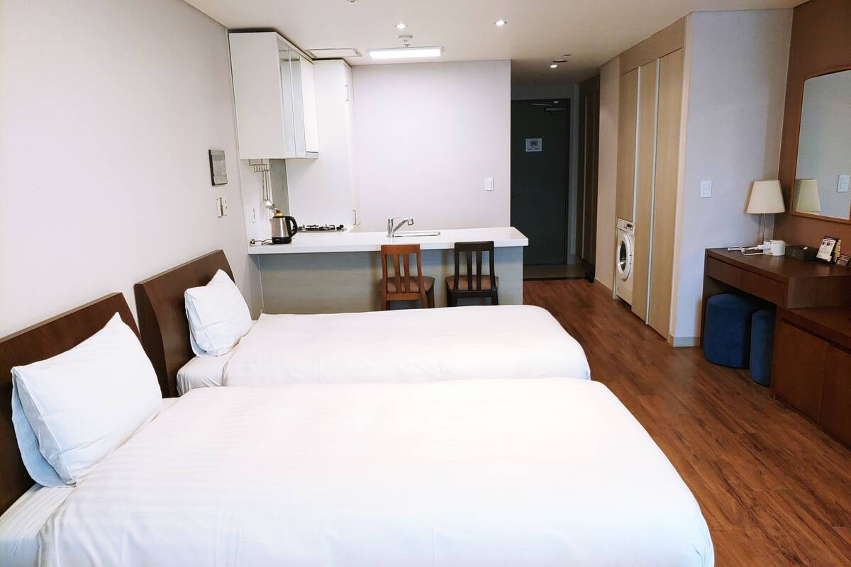 Habitación triple | Ropa de cama de alta calidad y cortinas blackout 