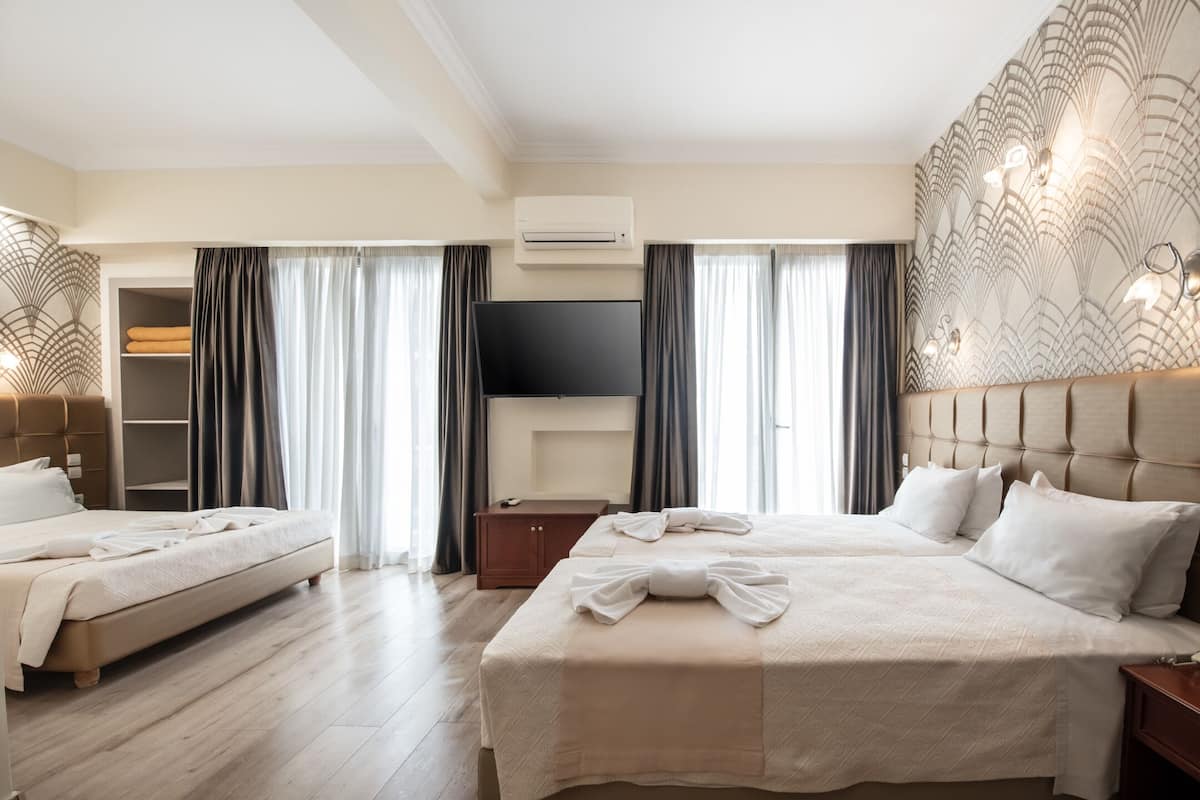 Quadruple Room | Peti besi dalam bilik, meja, kalis bunyi, katil bayi/kot (percuma)