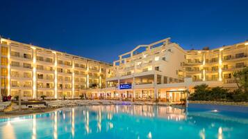 Hồ bơi trong nhà, hồ bơi ngoài trời, ghế dài tắm nắng