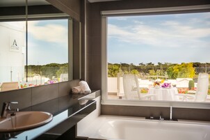 Suite Lumiere | Baño | Artículos de higiene personal gratuitos, secador de pelo y toallas