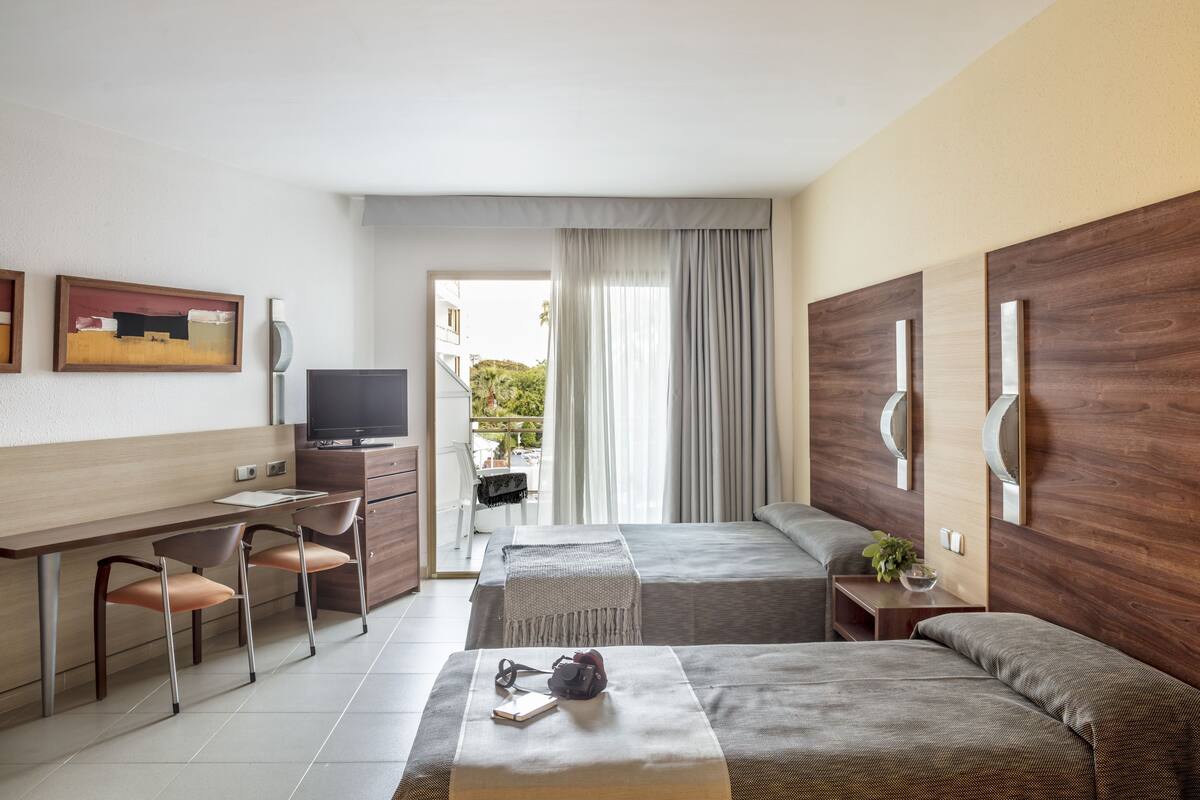 Minibar, escritorio, sistema de insonorización