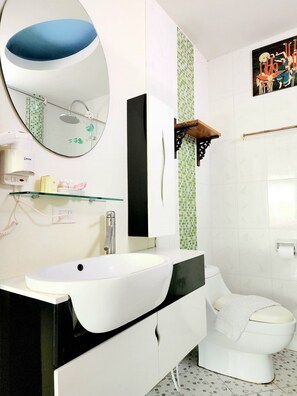 Suihku, ilmaiset hygieniatuotteet, pyyhkeet, saippua