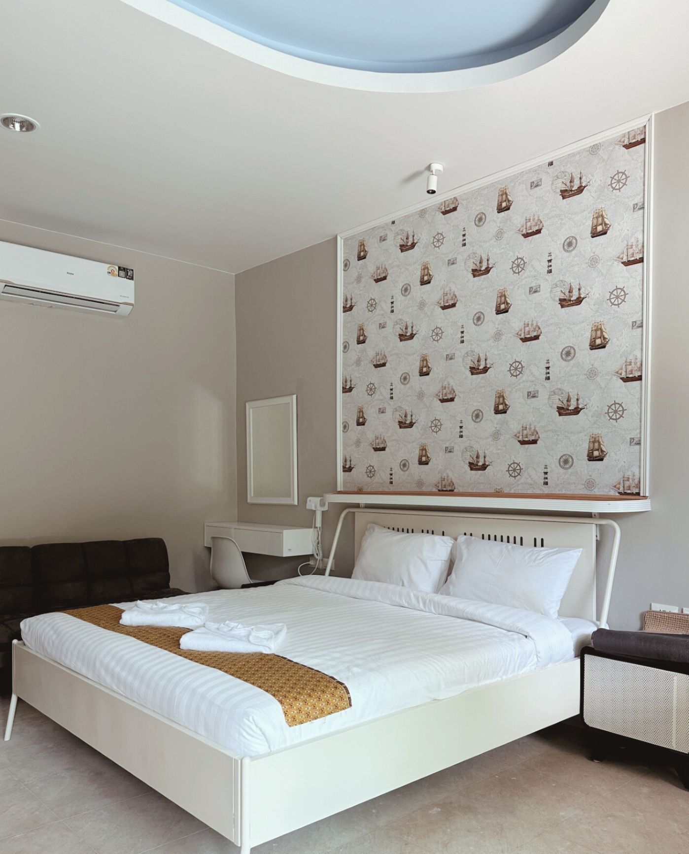 Soundproofing, free WiFi, bed sheets