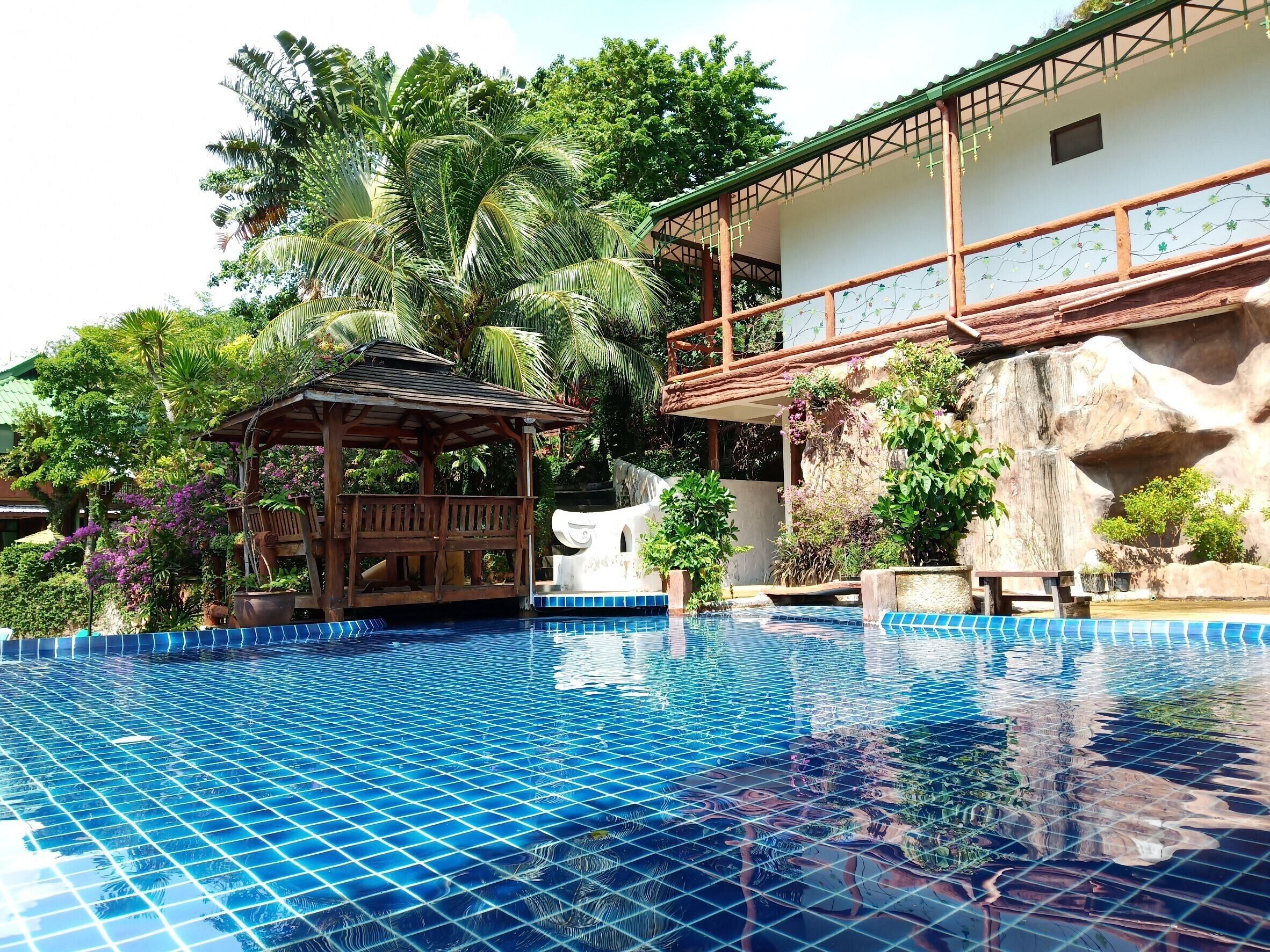 2 สระว่ายน้ำกลางแจ้ง, ร่มริมสระว่ายน้ำ, เก้าอี้อาบแดดริมสระ