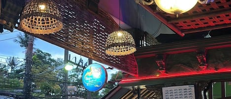 供應早餐、午餐、晚餐和早午餐