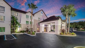 A Best Western hotel with a modern design, featuring a spacious parking lot and well-maintained landscaping. - Best Western Auburndale Inn & Suites (Auburndale)
