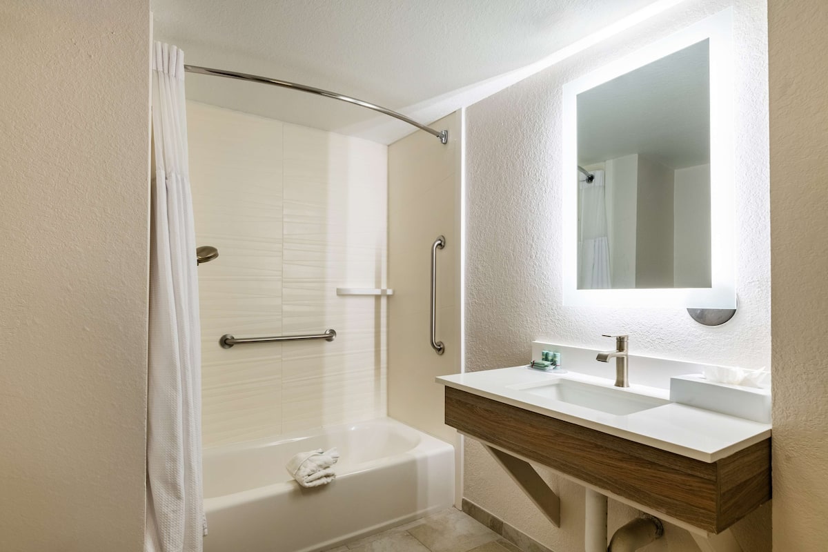 room, 1 king bed, non smoking, jetted tub | bathroom | combined shower/bathtub, free toiletries, hair dryer, towels