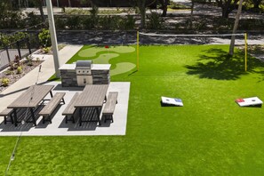 A picnic area with tables and a barbecue grill. - Best Western Auburndale Inn & Suites (Auburndale)