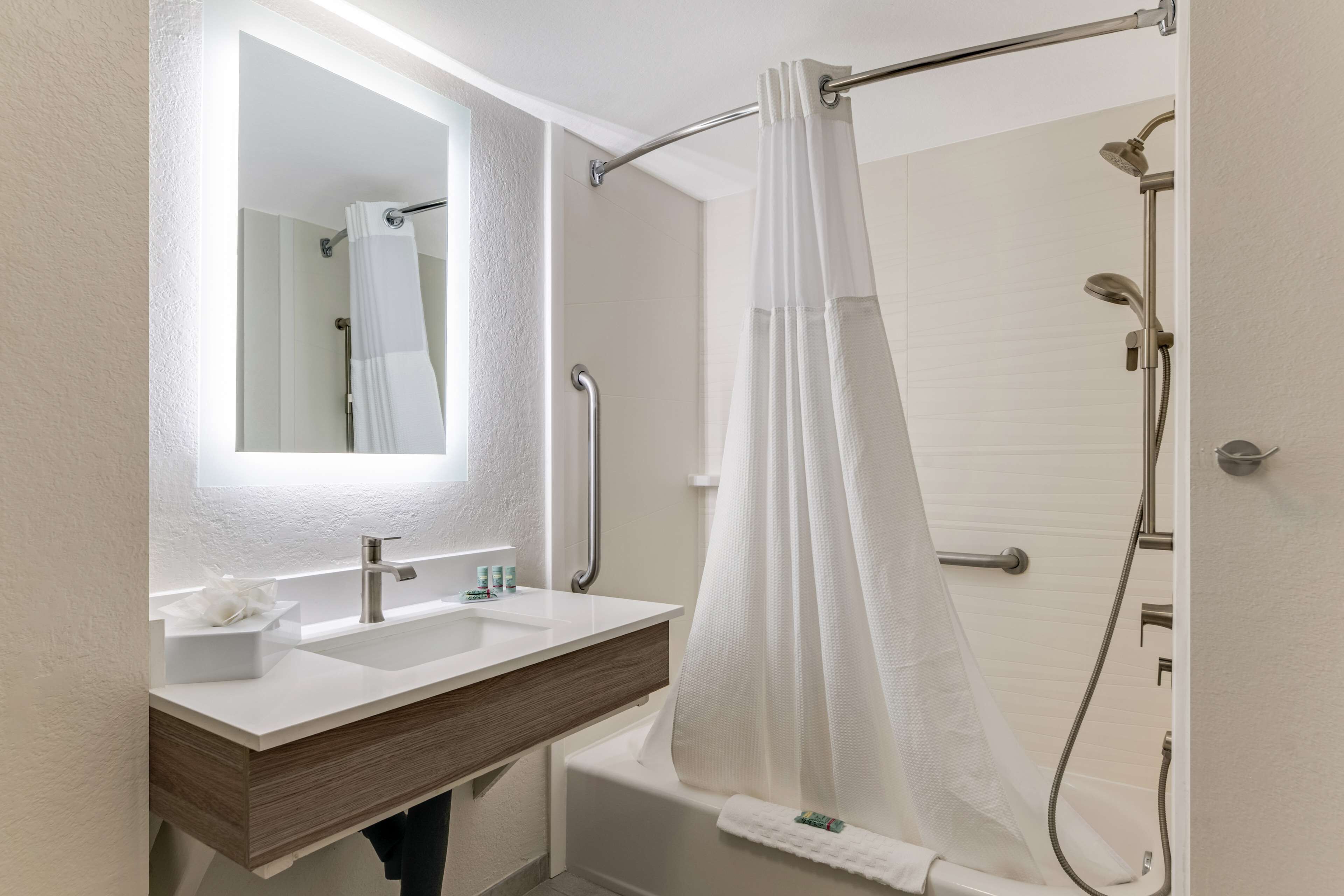 ฝักบัวในอ่างอาบน้ำ, ของใช้ในห้องน้ำฟรี, ไดร์เป่าผม, ผ้าเช็ดตัว